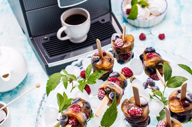 Mrożona kawa z tonikiem na patyczkach - sorbet tonicpresso ze świeżymi owocami