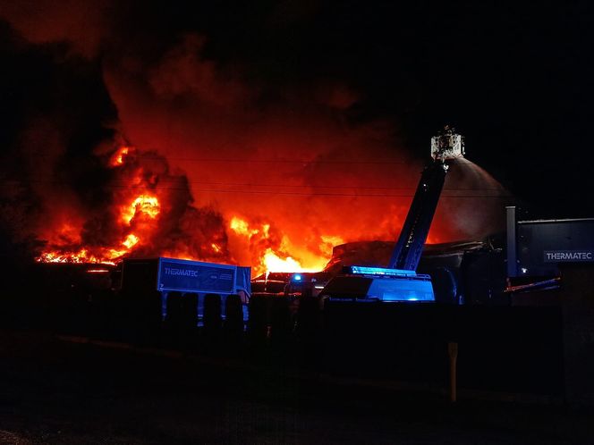 Pożar w Czeladzi. Płonie hala produkcyjna