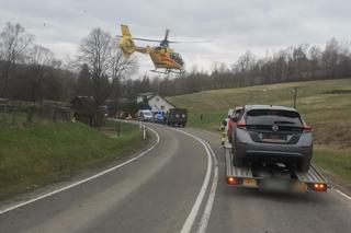 Dachowanie ciężarówki z drewnem. Kierowca został uwięziony w kabinie