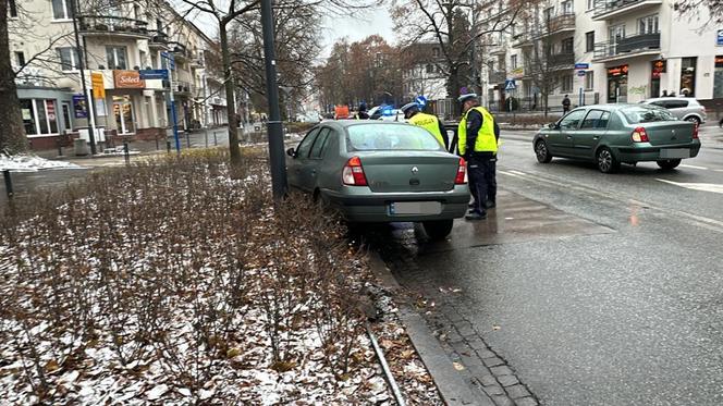 Tragedia na Saskiej Kępie. Roztrzaskał sięo barierki