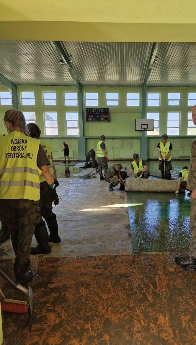 Bydgoskie szkoły pomagają uczniom i nauczycielom ze zniszczonej w powodzi placówki we Wleniu. Każdy może się przyłączyć