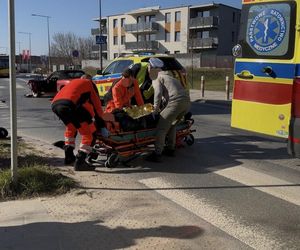 Motocyklista trafił do szpitala. Kierowca mazdy wymusił pierwszeństwo. Koszmarny wypadek w Warszawie