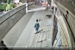 Lew rzucił się na dzieci i kobietę pośrodku ulicy! Oto, co stało się potem