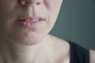 Przyspiesza metabolizm i poprawia samopoczucie. Objawy niedoboru zobaczysz na skórze