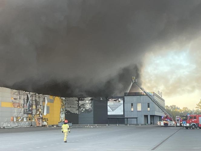 Akcja gaśnicza pożaru hali przy Marywilskiej 44 w Warszawie