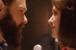 M jak miłość odc. 1796. Ania (Alina Szczegielniak), gangster Robert (Kamil Drężek)	