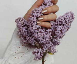 Połyskujący manicure będzie piękną ozdobą wiosennych stylizacji