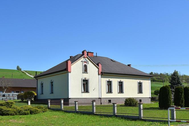 Ta wieś jest jedną z najpiękniejszych w Małopolsce. To tam nazwano dzwon imieniem Maryi