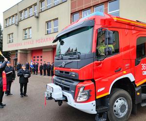 Łomżyńscy strażacy mają nowego zastępcę komendanta i nowy wóz [ZDJĘCIA]