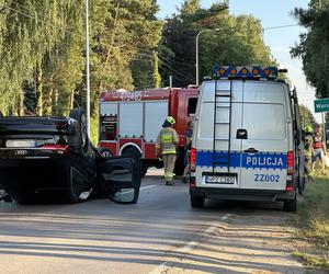 Potworna czołówka pod Legionowem. Roztrzaskane auto dachowało, są ranni