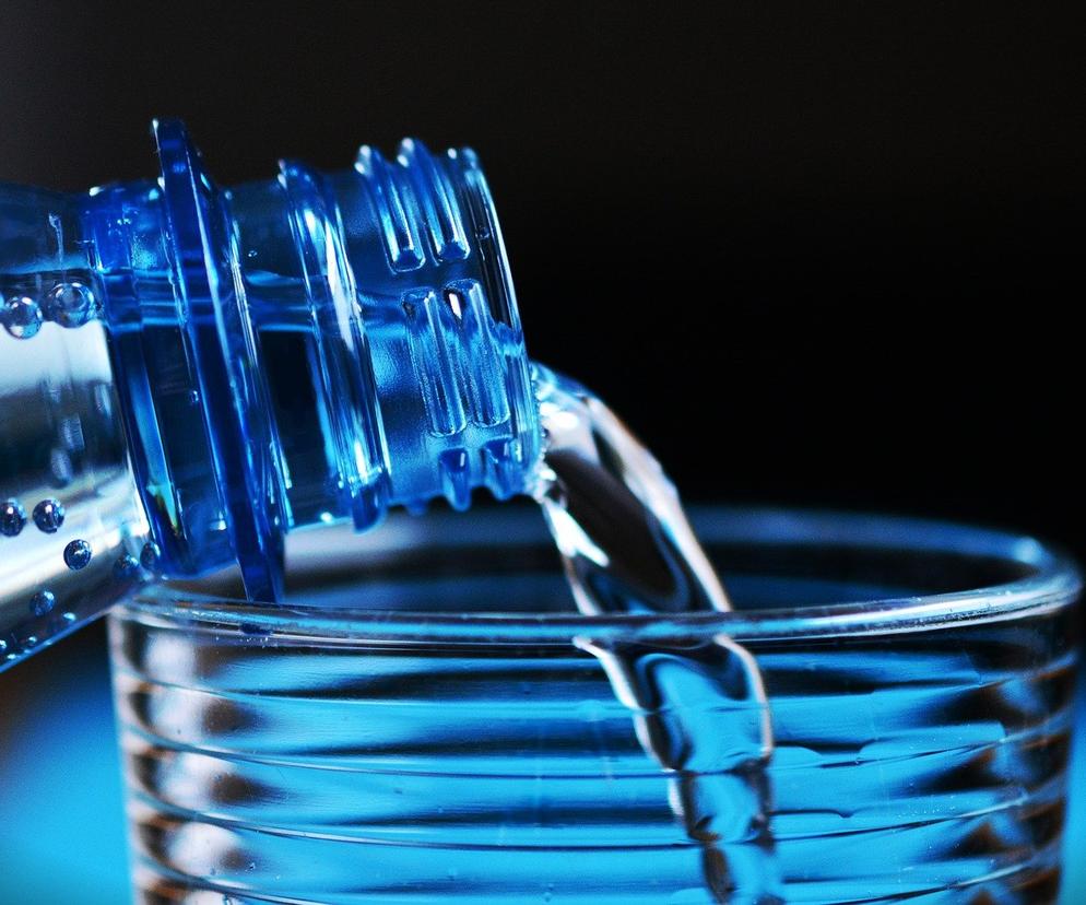 Odwodnienie latem. Ile wody dziennie trzeba pić? Po tym poznasz, że pijesz za mało wody