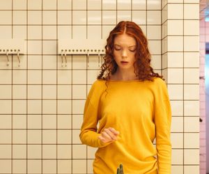 Te kolory będą rządzić jesienią i zimą 2025/26. Sprawdź, czy masz je w swojej szafie 