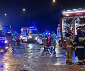 Tragiczny wypadek na Trasie Łazienkowskiej. Volkswagen wbił się w auto rodziny z dziećmi. Jedna osoba nie żyje