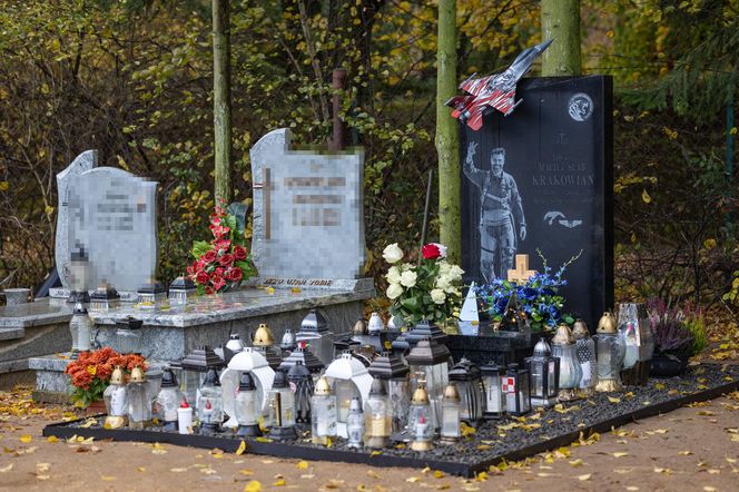 Wzruszający widok na cmentarzu. Grób ppłk Krakowiana tonie w blasku zniczy