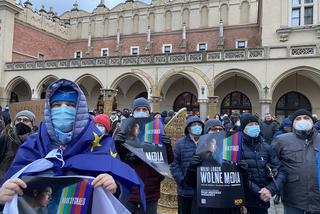 Lex TVN: demonstracja w Krakowie. Na Rynku Głównym zgromadziły się tłumy! [ZDJĘCIA, WIDEO]