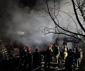 Potężny pożar na Woli w Warszawie. Cały budynek w ogniu. Przerażający widok