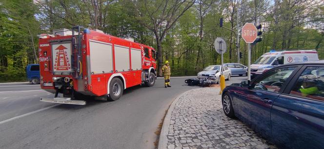 Poważny wypadek nieopodal Warszawy. Motocyklista runął na ziemię po zderzeniu z autem