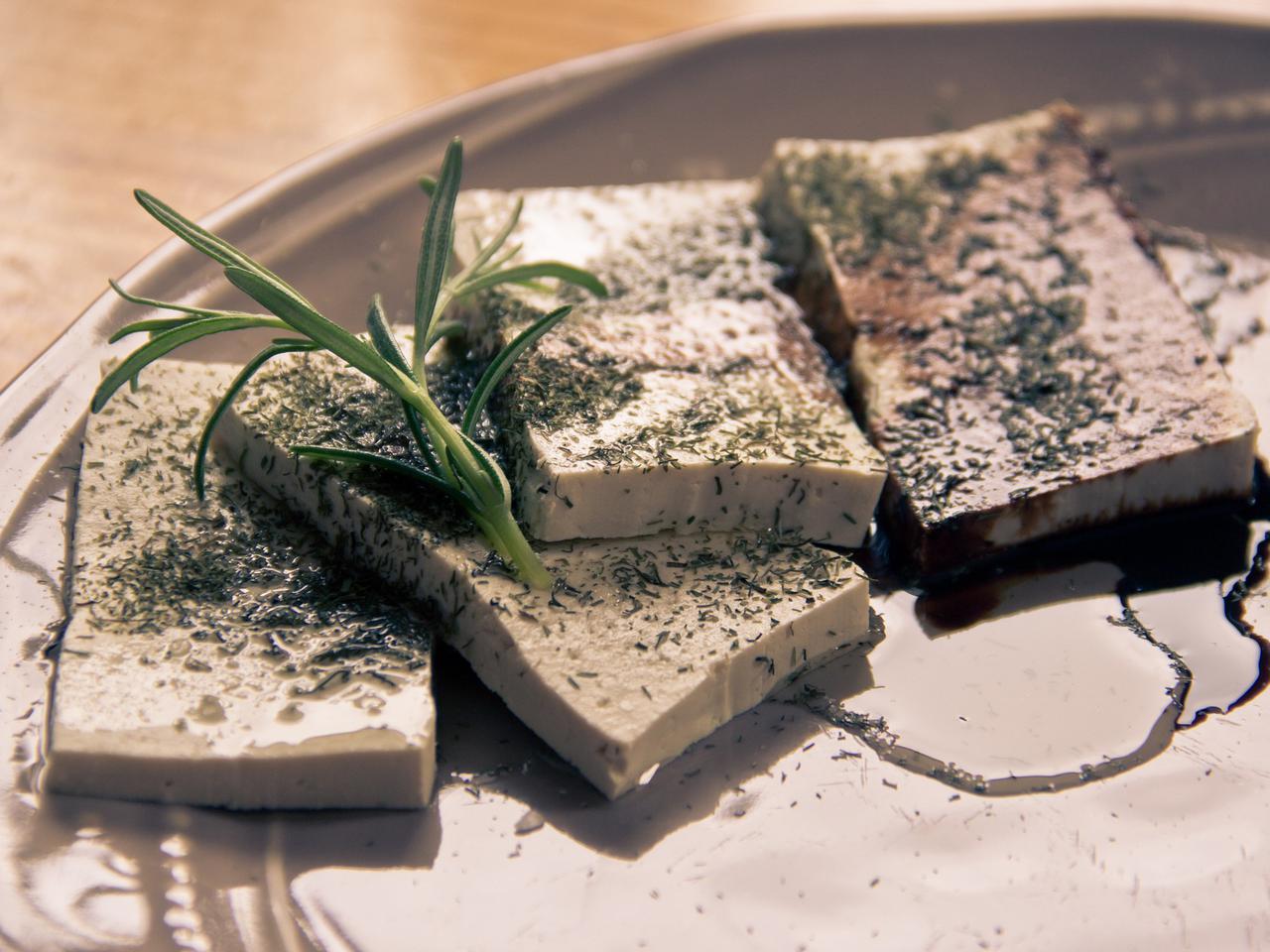 Co to jest tofu? Przepis na domowy ser sojowy