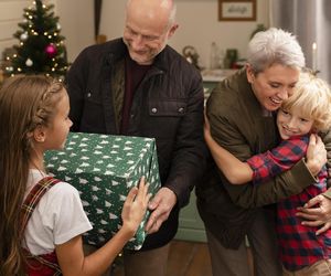 Idealny prezent gwiazdkowy dla babci i dziadka? Te pomysły przypadną do gustu każdemu seniorowi! 