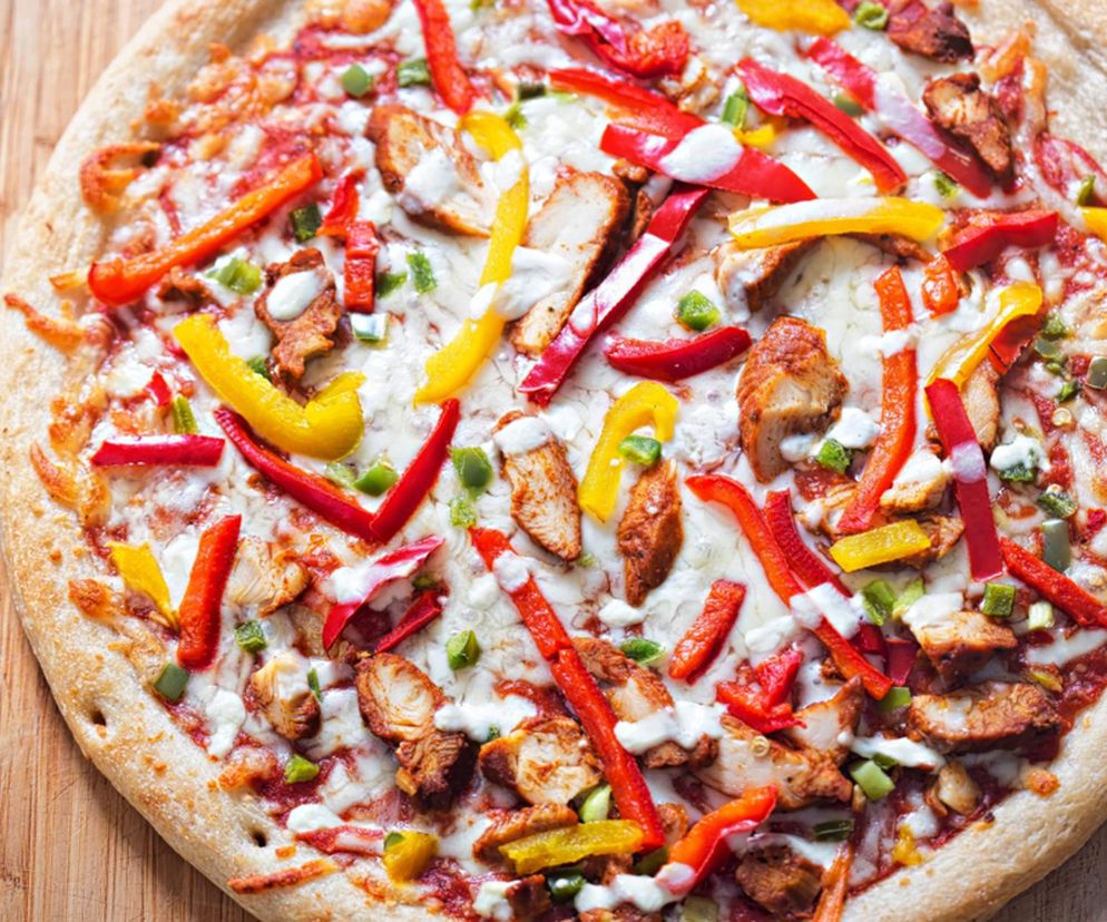 Kolorowa pizza to idealny pomysł na obiad. Dostarczy kopa w chłodny dzień