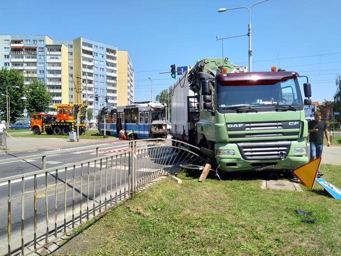 Tramwaj zderzył się z ciężarówką. Ranni pasażerowie i motorniczy!