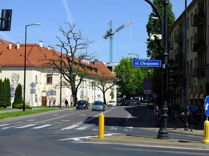 Spider-Man wspiął się na dźwig budowlany. Szokujące sceny w centrum miasta