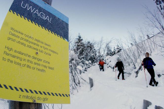 Tatry, 26.12.2022. Turyści na tafli lodu na jeziorze Morskie Oko w Tatrach