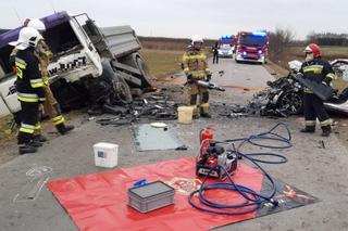 KOSZMARNY wypadek w Stobiernej. Kierowca niemieckiej osobówki nie miał ŻADNYCH SZANS - ZDJĘCIA
