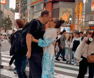 Anna Mucha w obłędnej kiecce migdali się z ukochanym na środku zatłoczonej ulicy! Co za sceny!