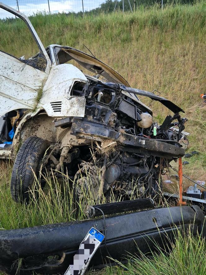 Śmiertelny wypadek na S7! Dwóch mężczyzn nie żyje. Bus huknął w bariery i wpadł do rowu [ZDJĘCIA]