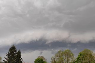 Gwałtowne burze przetaczają się nad Polską. Pada obfity grad 