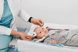 Badania przesiewowe słuchu u noworodków: jak przebiegają i jakie jest ich znaczenie?