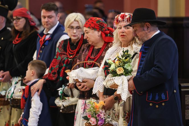 Święcenie pokarmów w strojach ludowych w Bytomiu