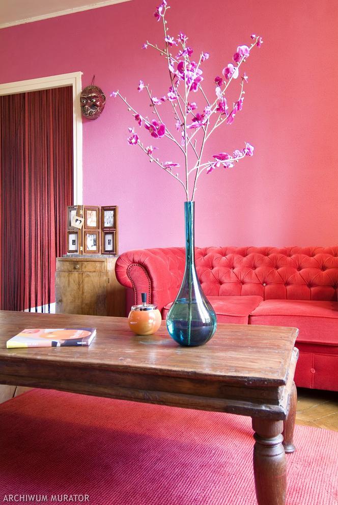 Różowy salon w paryskim mieszkaniu