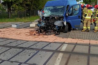 Zderzenie lokomotywy z busem pod Brzezinami. Fatalny wypadek na przejeździe kolejowym