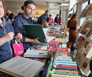 Setki książek, winyli i czasopism za 4 złote. We Wrocławiu rusza Giełda Książki Bibliotecznej