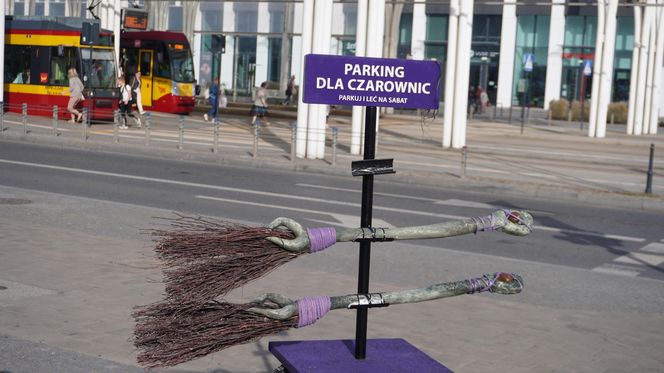 „Parking dla czarownic" przy Piotrkowskiej. Zagadkowa sprawa zaginięcia latającej miotły