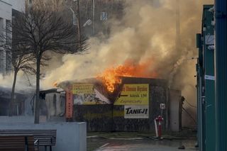 Pożar bazaru Różyckiego na warszawskiej Pradze. Kłęby dymu nad historycznym targowiskiem