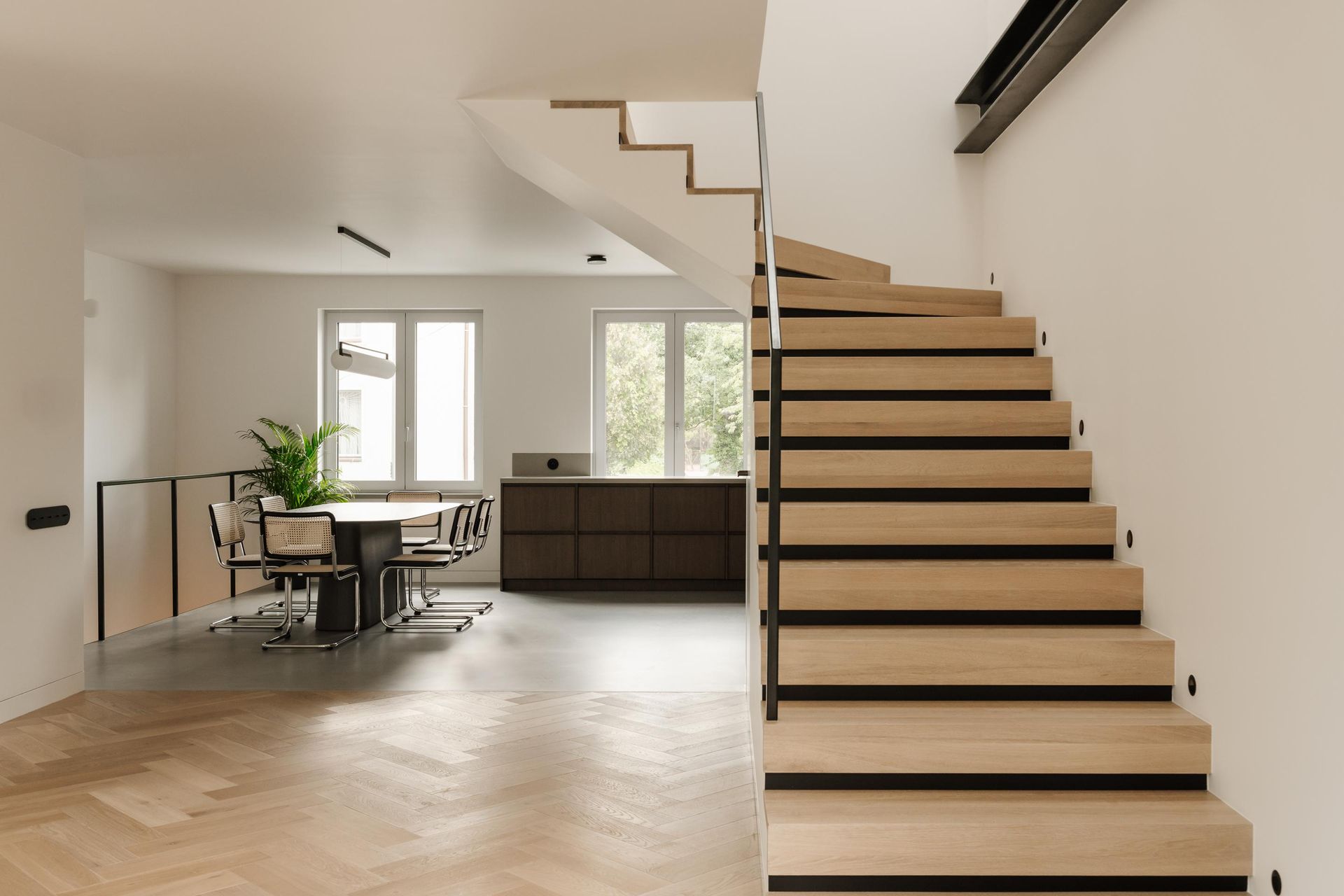 Przebudowa bliźniaka z PRL-u w Warszawie