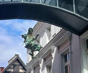 To nie tylko wyjątkowe dzieło sztuki unoszące się nad głowami przechodniów, ale także symbol dawnych handlowych tradycji tego miejsca