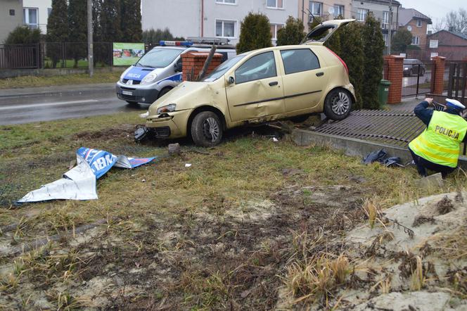 Jedno ze staranowanych ogrodzeń