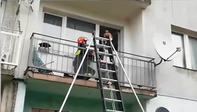 Wysoka: Przyjechał na sygnale do ukochanej. Wszedł na balkon i padł na kolana [WIDEO]
