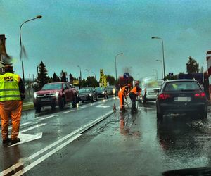 Robotnicy pracują w ulewę