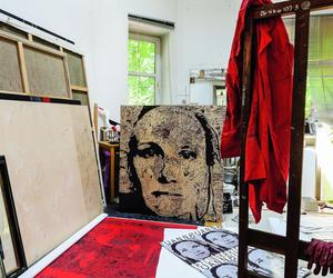 Z wizytą u malarki i graficzki Joanny Trzcińskiej w jej klimatycznym domu – pracownia