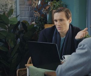 M jak miłość, odcinek 1853: Olek (Maurycy Popiel), Andrzej Budzyński (Krystian Wieczorek), Argasiński (Karol Strasburger)