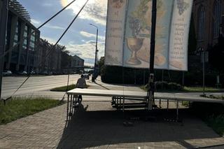 Niezła chryja podczas procesji Bożego Ciała! Radny wezwał policję. Poszło o ołtarz