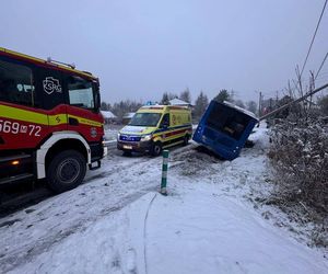 Pasażerowie przeżyli prawdziwe chwile grozy. Autobus zjechał do rowu i uderzył w słup!