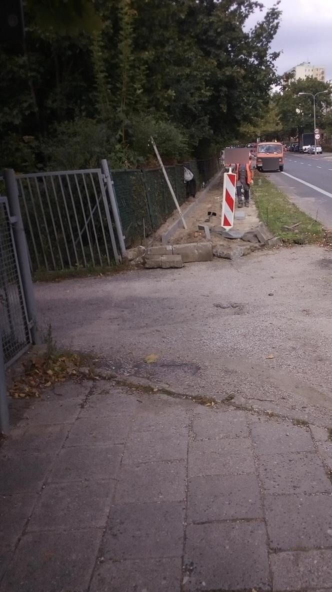 Absurd drogowy w Olsztynie. Zamknęli chodnik, piesi musieli chodzić po jezdni [FOTO]