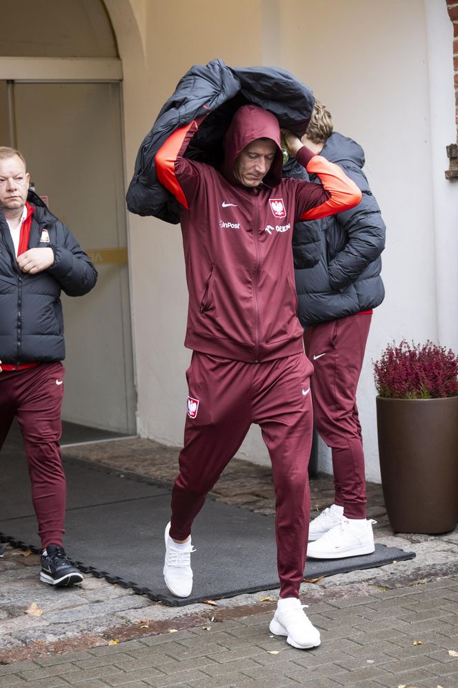 Reprezentacja zmokła na spacerze. Lewandowski się krył przed deszczem