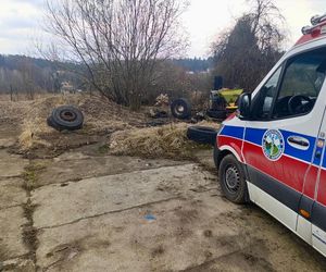 Nie żyje mężczyzna przygnieciony przez ciągnik rolniczy. Tragiczny wypadek  